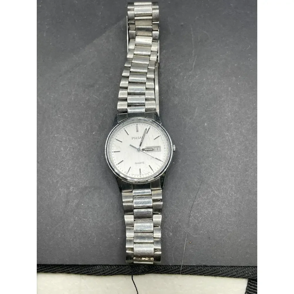 Vtg Pulsar Watch Men 34mm Silver Tone White Dial DayDate Round V533-7A30 33.4MM